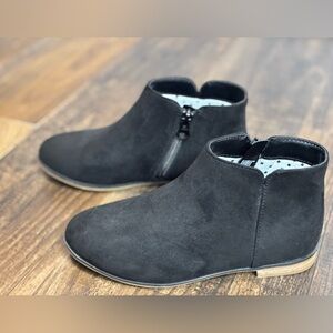 Cat & Jack Black Suede-Look Girls Ankle Boots with Side Zip size 2